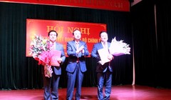 Đồng chí Tô Huy Rứa trao Quyết định của Bộ Chính trị và tặng hoa chúc mừng các đồng chí: Hà Ngọc Chiến; Nguyễn Hoàng Anh. Ảnh: Báo Cao Bằng