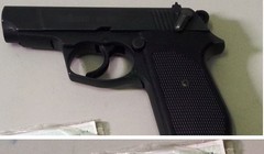 Súng và giấy phép sử dụng súng bị công an tạm giữ