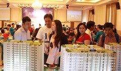 Tăng giá bán căn hộ ở từng đợt mở bán đang là "chiêu" bán hàng mà một số chủ đầu tư bất động sản ở Hà Nội áp dụng.