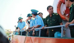 Thiếu tướng thiếu tướng Đỗ Minh Tuấn, Phó tư lệnh Quân chủng Phòng không Không quân (ngoài cùng, bìa trái) đang trên tàu chỉ đạo tìm kiếm