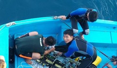 Đến 17g15 ngày 19-4, lực lượng đặc công đã trục vớt mảnh buồng lái máy bay SU-22 còn nguyên cả dây điện và thiết bị điều khiển - Ảnh: Hoàng Văn Số