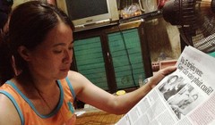 Chị Hồng theo dõi thông tin về vụ việc