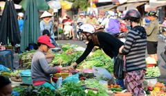 Giá điện, xăng tăng gần như cùng một thời điểm khiến dấy lên lo ngại hàng hóa sẽ "té nước" theo giá xăng, dầu