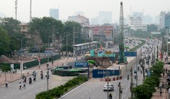 Ngoài việc xử phạt nhà thầu Posco và tạm dừng thi công 8 nhà ga, UBND TP Hà Nội còn cấm nhà thầu phụ làm rơi cọc cừ, thi công các dự án ở thủ đô trong vòng một năm. 