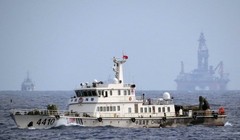 Các tàu hộ tống Trung Quốc co cụm quanh giàn khoan Hải Dương - 981 khi giàn khoan này hạ đặt trái phép trong vùng biển Việt Nam tháng 5.2014