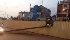 Thanh thép nặng khoảng 630kg rơi xuống đường tối 10-5 trong khi thi công nhà ga số 4 dự án đường sắt đô thị 