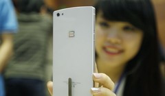 BPhone phiên bản màu trắng tại sự kiện ra mắt ngày 26-5 (Hà Nội) - Ảnh: Nguyễn Khánh