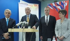 Thượng nghị sĩ John McCain họp báo tại TP HCM hôm 29/5