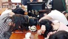 Các gái bán dâm bị bắt quả tang, đưa về cơ quan điều tra.