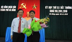 Bí thư Thành ủy Đà Nẵng Trần Thọ (bên trái) tặng hoa chúc mừng tân Phó Chủ tịch UBND TP Đà Nẵng Đặng Việt Dũng.