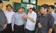 Ông Nguyễn Sự (thứ 2 từ phải qua) báo cáo Phó Thủ tướng Nguyễn Xuân Phúc công tác phòng chống lụt bão tại Hội An năm 2014