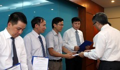 Tổng biên tập Phạm Anh Tuấn (thứ 2 từ phải sang) nhận quyết định từ Thứ trưởng Bộ TT&TT Lê Nam Thắng.