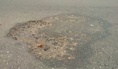 Mặt đường hư hỏng nghi bị tưới hóa chất phá hoại