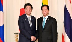Thủ tướng Nhật Shinzo Abe bắt tay Thủ tướng Nguyễn Tấn Dũng tại Hội nghị Mekong - Nhật ở Tokyo - Ảnh: Reuters