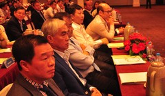 Chủ tịch Sacombank - Kiều Hữu Dũng (trái) và Chủ tịch Eximbank - Lê Hùng Dũng (ngồi kế) tại cuộc họp.