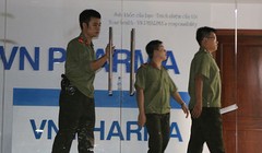 Lực lượng an ninh khám xét tại trụ sở Công ty VN Pharma trên đường 3-2, P.14, Q.10, TP.HCM