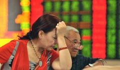 Cú sụp đổ trên TTCK Trung Quốc đã gây ra hậu quả nghiêm trọng không chỉ về mặt kinh tế mà cả xã hội.