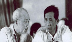 Chủ tịch Hồ Chí Minh và Tổng Bí thư Lê Duẩn tại cuộc mít tinh kỷ niệm Ngày Quốc tế Lao động 1.5.1969, tổ chức tại Hội trường Ba Đình, Hà Nội. Ảnh: T.L