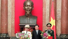 Chủ tịch nước Trương Tấn Sang trao quyết định thăng quân hàm từ Trung tướng lên Thượng tướng cho ông Bùi Quang Bền và Phương Minh Hòa