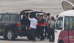 Đại tướng Phùng Quang Thanh, mặc complet màu nhạt vừa xuống máy bay - Ảnh VIỆT DŨNG