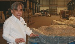 Ông Bùi Ngọc Huyên, Chủ tịch Vinaxuki trong nhà máy số 1 Mê Linh. Ảnh: Tâm An