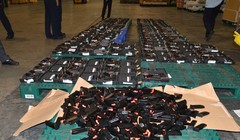 Số vũ khí quân dụng Hải quan cửa khẩu Tân Sơn Nhất bắt giữ. Ảnh: H.Q