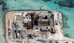 Trung Quốc tuyên bố ngừng bồi đắp, song trên thực tế vẫn đang ráo riết hoàn tất việc xây dựng, lắp đặt phương tiện, thiết bị trên các đảo nhân tạo