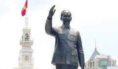 Tượng đài Chủ tịch Hồ Chí Minh trước UBND TP.HCM vừa được khánh thành nhân ngày sinh nhật Bác (19.5.2015), cao 7,2m, được thực hiện với kinh phí 7 tỉ đồng - Ảnh: Lê Công Sơn