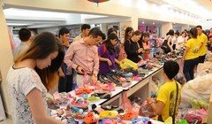 Hàng tiêu dùng Thái thu hút người mua tại các hội chợ - Ảnh: D.Đ.Minh