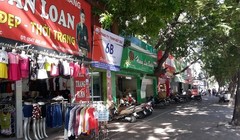 Các Ki-ốt đang thuê trên mặt phố số 4-6 Chùa Bộc. Ảnh: Vũ Quang