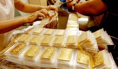Ngay khi có thông tin Ngân hàng Nhà nước điều chỉnh tỉ giá, giá vàng miếng đã tăng không ngừng, cao nhất đạt 33,3 triệu đồng/lượng