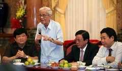 Nhà báo Hữu Thọ phát biểu tại cuộc gặp của Chủ tịch nước Trương Tấn Sang với lãnh đạo các cơ quan báo chí, nhà báo lão thành tháng 6/2015. Ảnh: Lê Anh Dũng