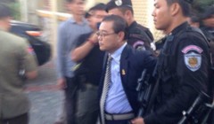 Thượng nghị sĩ Hong Sok Hour bị cảnh sát giải đi. Ảnh: Phnom Penh Post