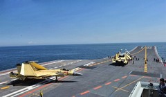 Trung Quốc đang nuôi mộng xây dựng 4-5 cụm tác chiến tàu sân bay trong tương lai. Ảnh: Máy bay J-15 tập cất hạ cánh trên tàu Liêu Ninh