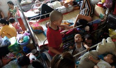 Ngân sách nhà nước vẫn còn nợ một chỗ nằm cho những bệnh nhi (ảnh chụp tại Bệnh viện Ung bướu TP.HCM)