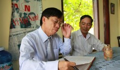 Bộ Chính trị đã đồng ý chủ trương để ông Lê Phước Thanh (đeo kính) thôi giữ chức Bí thư Tỉnh ủy Quảng Nam. Ảnh Tr. Thường