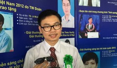 Tiến sĩ Nguyễn Bá Hải với sản phẩm mắt thần dành cho người mù - Ảnh: Thanh Hà