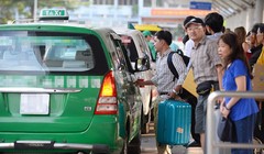 Hành khách đón taxi tại sân bay Tân Sơn Nhất, TP.HCM