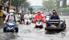 Cảnh tượng này đã trở nên thường thấy hơn ở các đô thị lớn như Hà Nội, TP.HCM. 