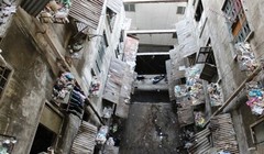 Chung cư 727 Trần Hưng Đạo, TP. HCM hoang tàn, xuống cấp nghiêm trọng Ảnh: Lê Phong