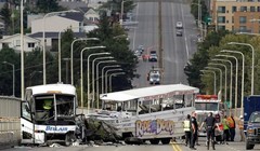 Hiện trường vụ tai nạn xe buýt chở sinh viên quốc tế ở Seattle - Ảnh: AP