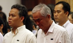 Ông Lê Hùng Dũng - Chủ tịch Ngân hàng Eximbank không cầm được nước mắt trước những biến cố ở Eximbank