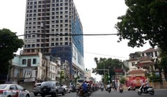 Dự án chung cư số 8B Lê Trực (nằm đối diện UBND phường Điện Biên) từng bị UBND quận Ba Đình (Hà Nội) xử phạt 40 triệu đồng vì xây dựng không có giấy phép xây dựng.