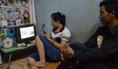 Công nhân hầu như không có cơ hội dành cho học hành để nâng cao tay nghề bởi vì với đồng lương quá thấp. Công nhân nghèo, đời sống tinh thần càng nghèo - Ảnh: Vũ Thủy