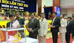 Các đại biểu tiến hành bỏ phiếu - Ảnh: L.Trung