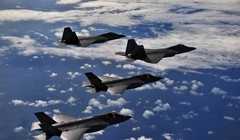 Một phi đội máy bay chiến đấu tàng hình thế hệ 5 "chim ăn thịt" F-22 Raptor của Mỹ