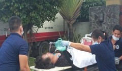 Một nạn nhân là viên chức lãnh sự quán Trung Quốc ở Cebu được đưa đi cấp cứu sau vụ xả súng - Ảnh: Philstar