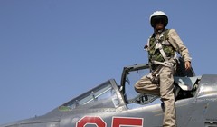 Một phi công Nga bên chiếc Su-25 tại căn cứ Hmeimim ở Syria - Ảnh: AFP