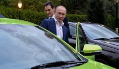 Tổng thống Nga tự tay lái chiếc xe giá rẻ Lada Vesta đi dự sự kiện