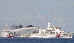 Tàu hải cảnh Trung Quốc ngang ngược phun vòi rồng vào tàu thực thi pháp luật Việt Nam để ngăn cản không cho tiếp cận giàn khoan Hải Dương 891 hạ đặt trái phép trong vùng thềm lục địa Việt Nam năm 2014